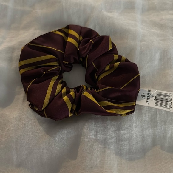 NWT Gryffindor Ponytail Holder (scrunchie) - Picture 1 of 1